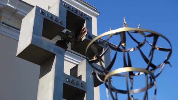 Campana de la iglesia sonando montada en una cruz — Vídeos de Stock