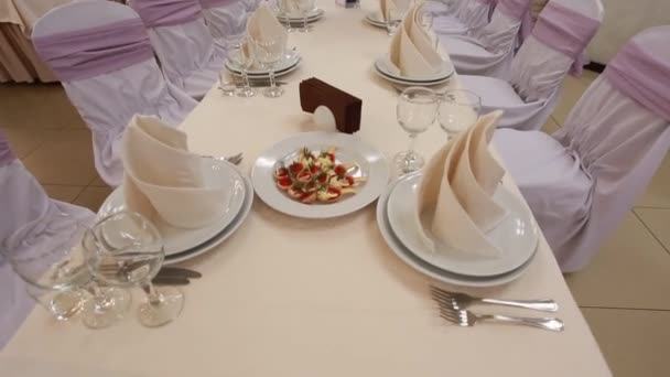 Vackert dekorerat bord i restaurangen — Stockvideo