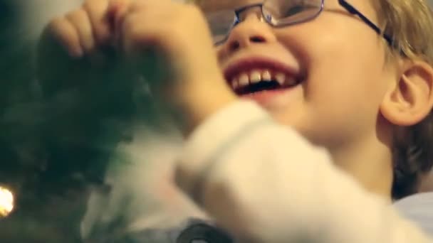 Niño decorando juguete de Navidad árbol de Navidad — Vídeos de Stock