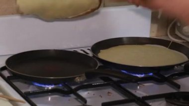 Kadın evde iki krep tava için hazırlanıyor