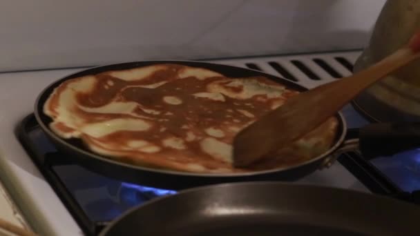 Frau bereitet sich zu Hause auf zwei Pfannkuchenpfannen vor — Stockvideo