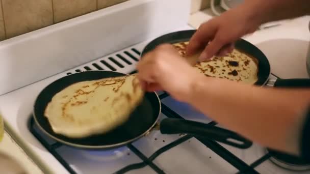 Mujer en casa preparándose para dos sartenes para panqueques — Vídeo de stock