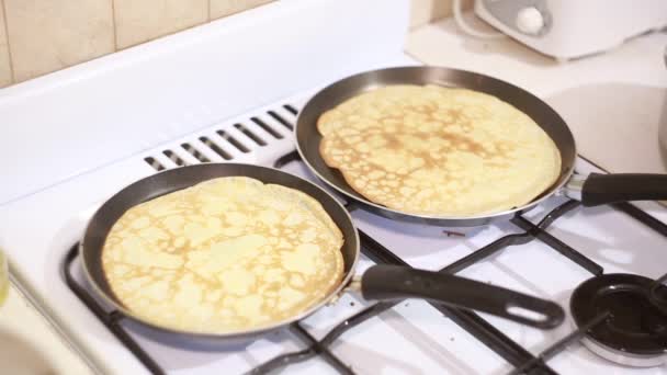 Femme à la maison se préparant pour deux casseroles à crêpes — Video