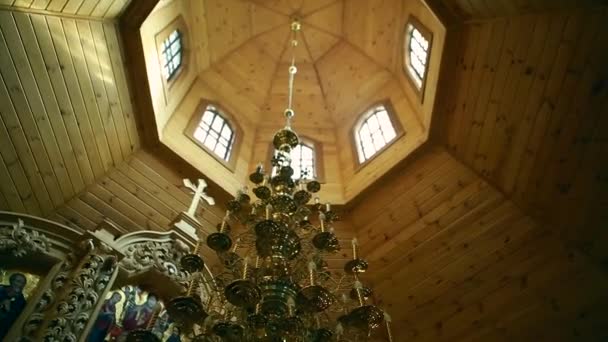 木造の教会の背景に教会の十字架 — ストック動画