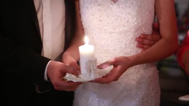 Sposa e sposo tenendo le candele nelle loro mani — Video Stock