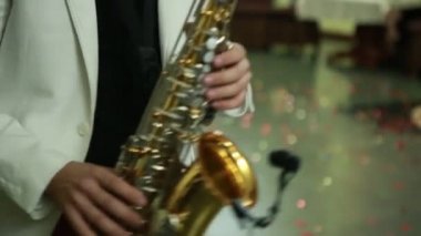 Düğün adama saksafon çalar