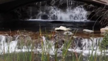 Siyah Nehri üzerinde küçük şelale