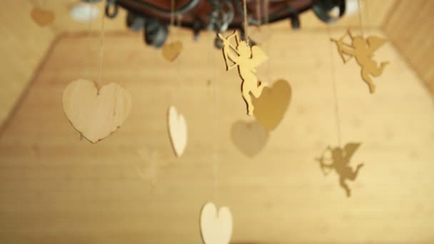 Decoración de la boda en forma de corazones de madera y Cupido — Vídeos de Stock