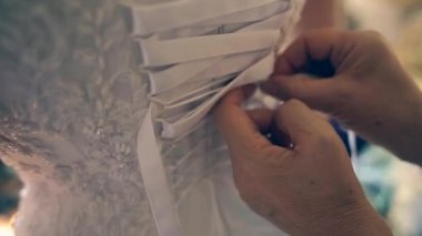 Anne kız dantel gelinlik