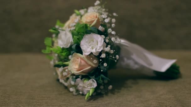 Brudgummen är i händerna på en bröllop bukett — Stockvideo