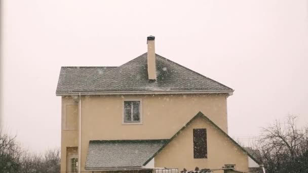 Snö är tjock på bakgrund av byggnaden — Stockvideo
