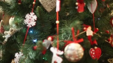 Yeni yıl, yanıp sönen bir arka plan çelenk üzerinde güzel Noel süsleri.