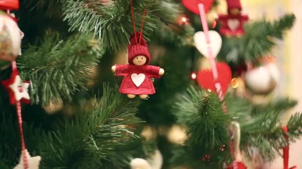 Νέο έτος, όμορφες διακοσμήσεις Χριστουγέννων σε ένα φόντο γιρλάντες που αναβοσβήνει. — Αρχείο Βίντεο