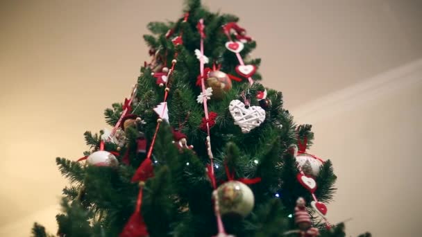 Año Nuevo, hermosas decoraciones navideñas sobre un fondo de guirnaldas parpadeando . — Vídeo de stock