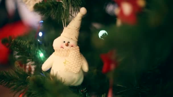 Nouvel An, belles décorations de Noël sur un fond guirlandes clignotant . — Video