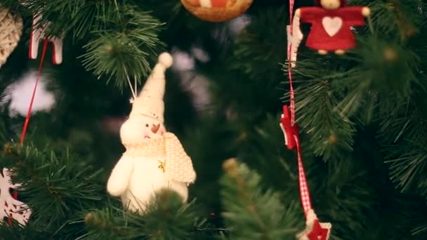 Año Nuevo, hermosas decoraciones navideñas sobre un fondo de guirnaldas parpadeando . — Vídeos de Stock