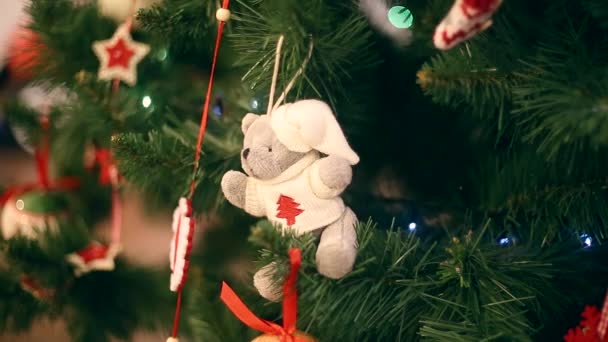 Año Nuevo, hermosas decoraciones navideñas sobre un fondo de guirnaldas parpadeando . — Vídeos de Stock