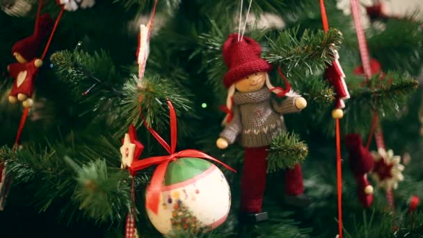 Nouvel An, belles décorations de Noël sur un fond guirlandes clignotant . — Video