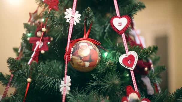 Año Nuevo, hermosas decoraciones navideñas sobre un fondo de guirnaldas parpadeando . — Vídeos de Stock