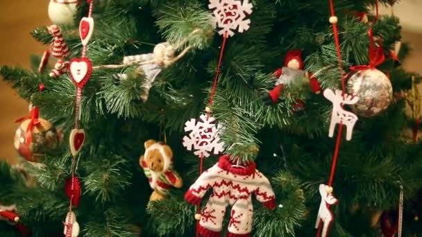 Nouvel An, belles décorations de Noël sur un fond guirlandes clignotant . — Video