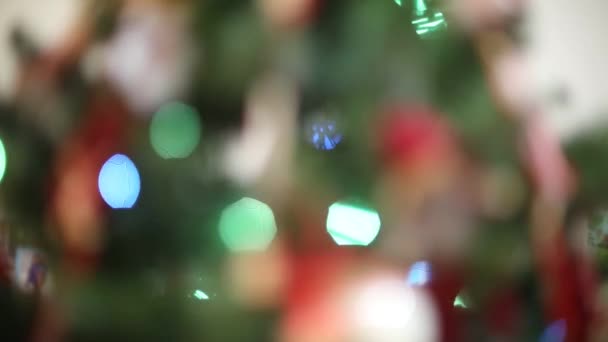 Año Nuevo, hermosas decoraciones navideñas sobre un fondo de guirnaldas parpadeando . — Vídeo de stock