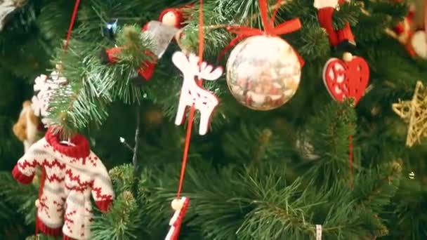 Nouvel An, belles décorations de Noël sur un fond guirlandes clignotant . — Video