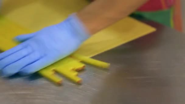 Рука людини, щоб зробити велику цукерку — стокове відео