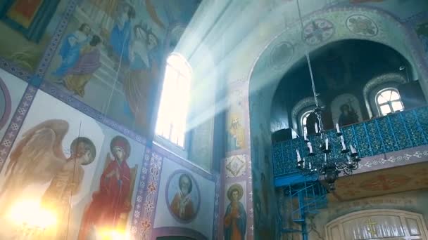 Raggi di sole nella finestra della Chiesa ortodossa di Kiev — Video Stock