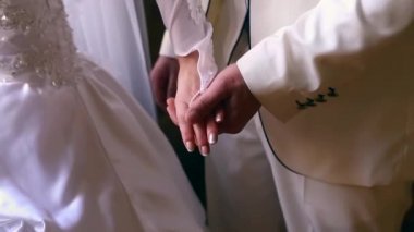 damat el el gelini okşayarak