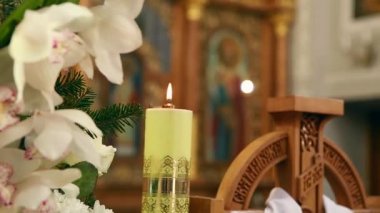 Ortodoks Kilisesi Altar arka planda yanan büyük mum