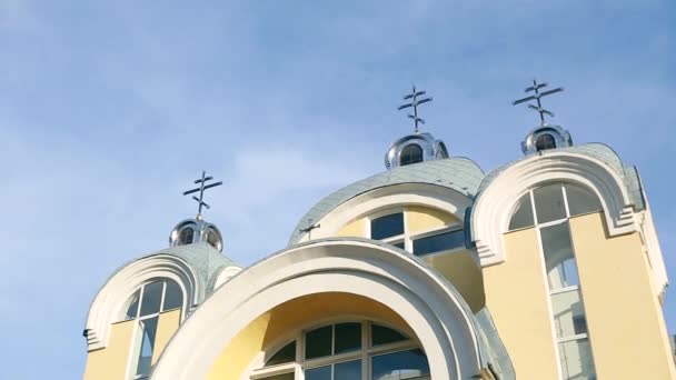 Tres cruces en las cúpulas de la Iglesia Ortodoxa sobre un fondo de cielo azul — Vídeos de Stock