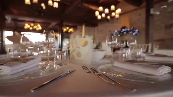 Vackra som serverar utsökta Bröllops bord — Stockvideo