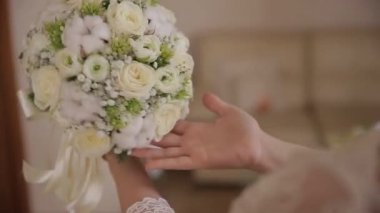Güzel düğün buketi Gelinin ellerinde