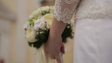 Güzel düğün buketi Gelinin ellerinde