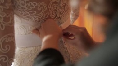 Gelinlik gelin açılarak düğmeleri