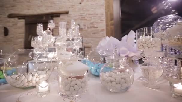 Смачний цукерковий бар на весіллі — стокове відео
