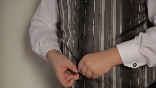 Mans händer unbuttons knapparna på västen — Stockvideo