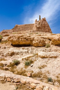 AIT Benhaddou dağdan seyir elbiseli kız