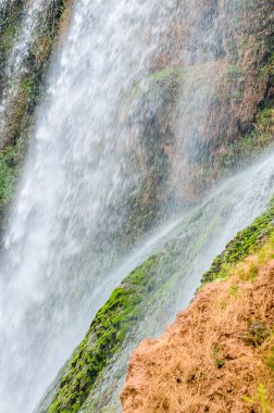 Yakın şelale suyu kayanın üzerinde bırakır.