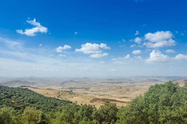 Prachtig uitzicht van de berg naar vallei — Stockfoto