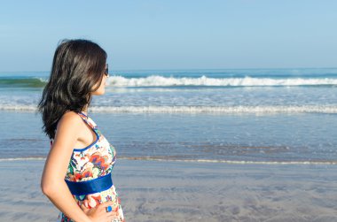 Genç kız okyanus ve şehir bakarak