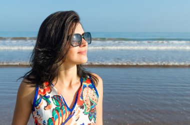 Genç kız okyanus ve şehir bakarak