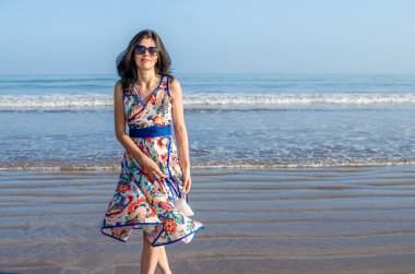 Genç kız okyanus ve şehir bakarak