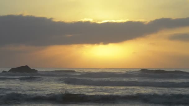 Beau coucher de soleil sur la plage, couleurs étonnantes — Video