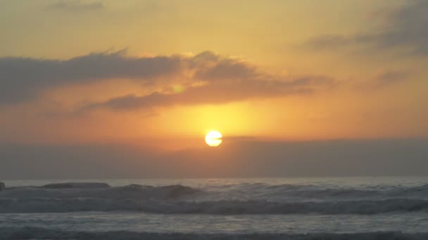 Hermoso atardecer en la playa, colores increíbles — Vídeos de Stock