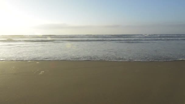 Hermoso atardecer en la playa, colores increíbles — Vídeo de stock