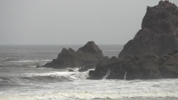 Gyönyörű Atlanti óceán hullámai sziklás pont a Legzira strandon — Stock videók