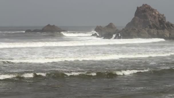 Bellissime onde dell'Oceano Atlantico punto roccioso sulla spiaggia di Legzira — Video Stock