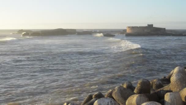 Oude fort bij zonsondergang met grote oceanische golven — Stockvideo