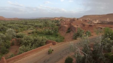 Yol eski kil Kalesi'ne yakın Ouarzazate ve Tarık Atlas Dağları